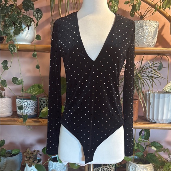 H&M V-Neck Black Velour Studded Long Sleeve Bodysuit Size Medium - Picture 4 of 9